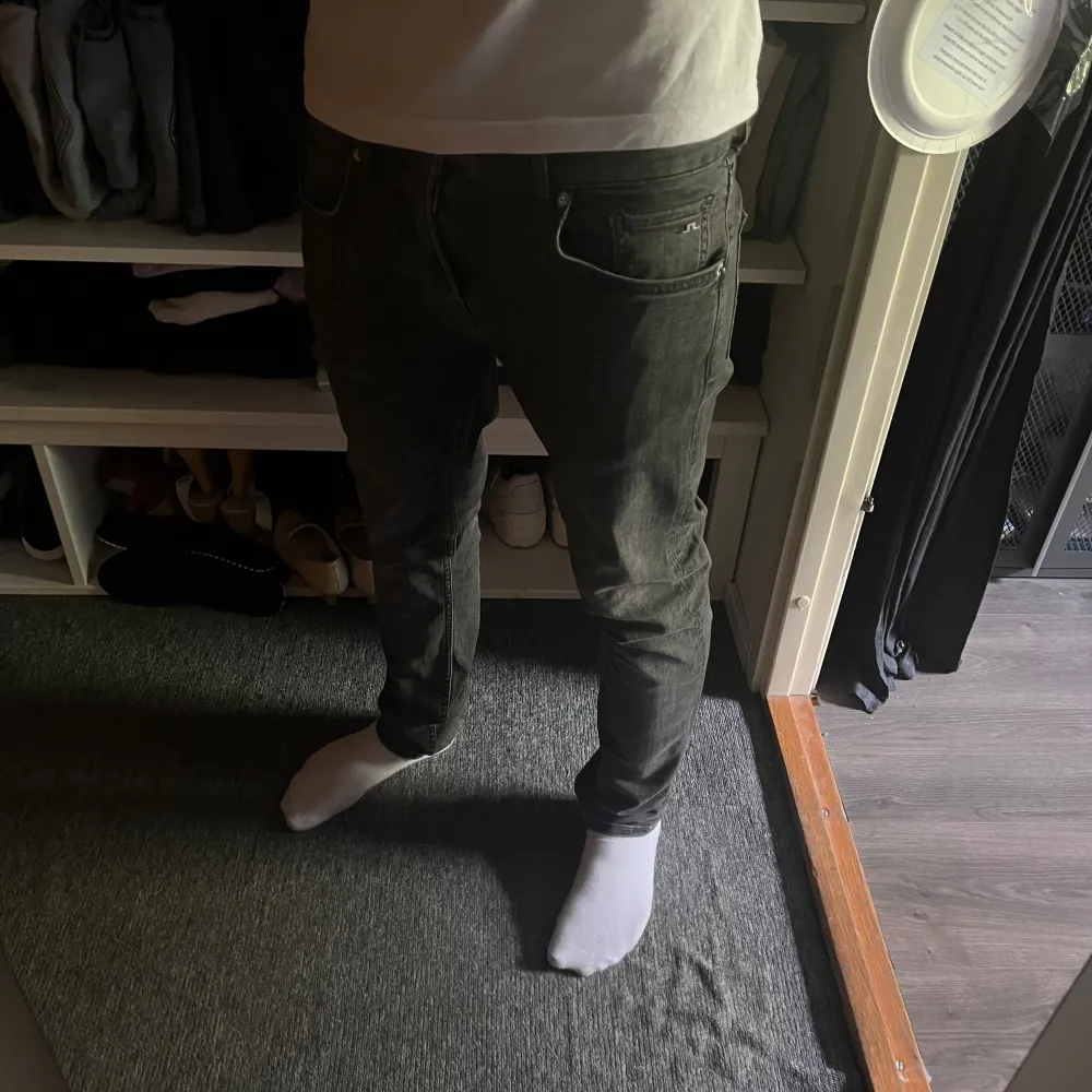 Hej säljer dessa fina j.Lindeberg jeans i storlek 30/32. Sitter bra på mig som är 176 och väger 60kg. Hör av er vid frågor samt funderingar . Jeans & Byxor.