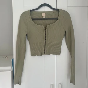 Grön topp - Jättenice olivgrön topp från H&M! Lite tjockare material och även lite kortare modell.  Storlek S, men är lite tightare i materialet så skulle säga XS/S. Köparen står för frakt. 🌸