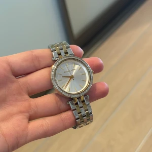 Michael Kors klocka  - Tidlös Michael Kors, batteriet måste bytas ut därav priset. Passar perfket som present nu till skolstart. Ganska litet band❣️ För mått eller liknande skicka privat💕