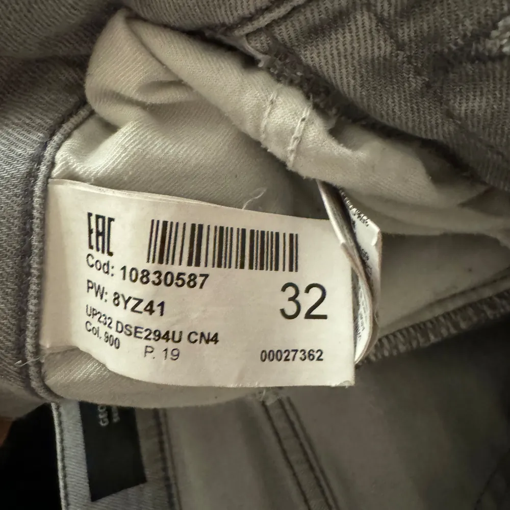 Säljer ett par ljusgrå Dondup jeans i stl 32, Använda men i bra skick. Hör av dig om du har någon fundering!  Priset kan diskuteras.. Jeans & Byxor.