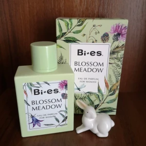 Blossom Meadow Eau de Parfum för kvinnor - Säljer en fräsch och blommig Eau de Parfum från Bi-es, kallad Blossom Meadow. Perfekt för den som älskar en naturlig och blommig doft! Den är i 100ml och kan säga att den är oanvänd då jag endast har testat spraya den 1 gång. Säljer för mycket billigt☺️