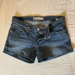 Ljusblåa tighta jeans shorts från Levis!! Storlek W26 (ca xs ) midjemått 75cm och mått tvärsöver midjan 35cm