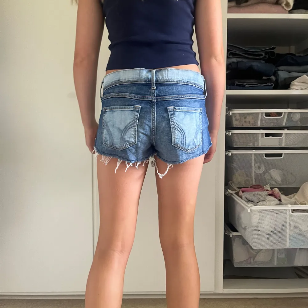 Super snygga hollister shorts som är blekta på vissa ställen💞💞 Storlek 28 men är som small💞💞. Shorts.