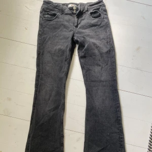 Gråa bootcut jeans - säljer min jeans från Gina Young i storlek 164 ☺️🩷har en liten slitning längst ner som man ser på bild tre 🫶🤗 kan gå ner i pris 💞