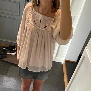 Rosa volangblus  - Rosa/beige volangblus från Repeat i storlek M. Använd gärna köp nu! Bilder från gamla ägaren!!