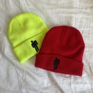 billie eilish beanies!! - super fina billie eilish beanies med blohsh på! säljer då jag har ännu fler och använder inte alla, köpta för 5-4 år sedan men fortfarande bra skick. Den röda är officiell. 30kr styck eller 55kr för båda!