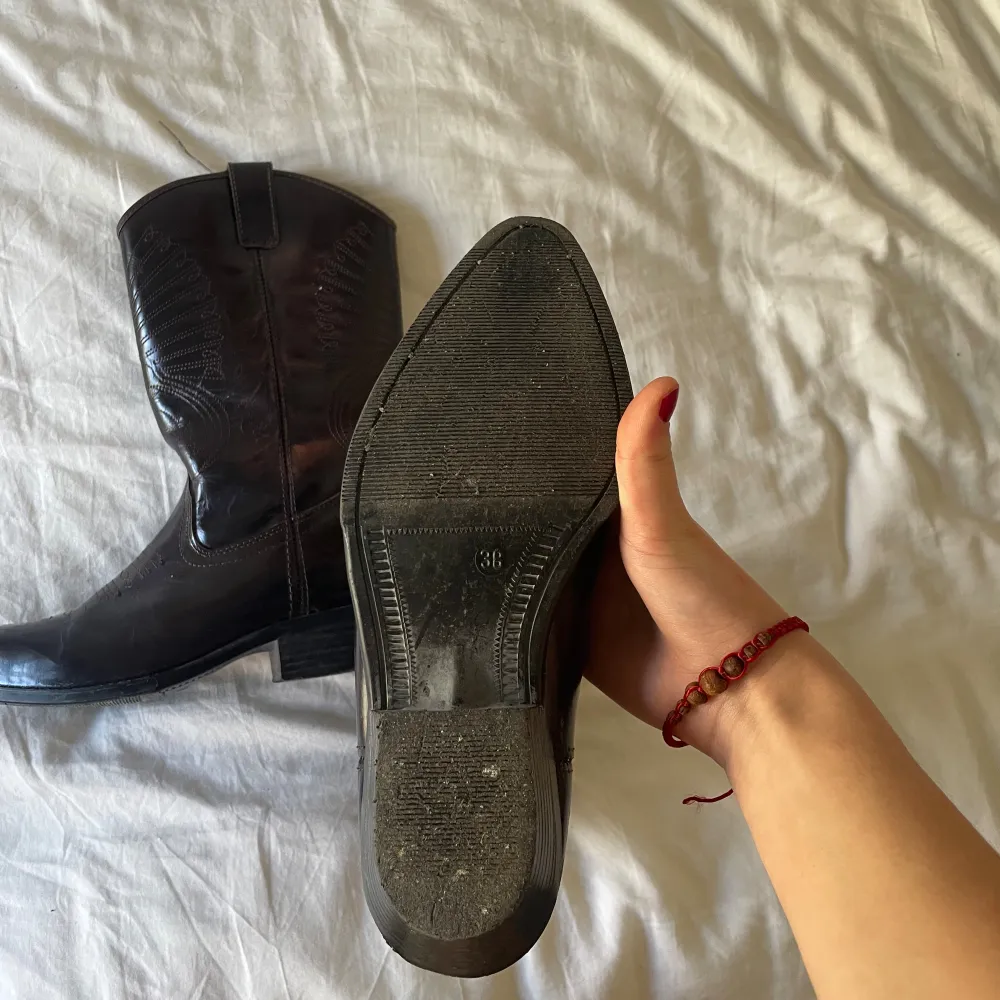 Svin snygga cowboyboots i storlek 38 men väldigt små i storleken så skulle säga en 37. Personligen aldrig använt då de är försmå men köpa på Plick så vet inte hur mycket de användes. Lite slitbanors på båda men ingen som förstör . Skor.