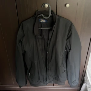 Ralph lauren jacka - Svart rl jacka i nyskick, inga defekter. Svart logga, Storlek S, sitter som S. Hör av er vid frågor😄