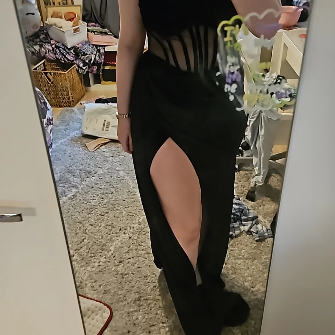 Svart klänning med slits - 90