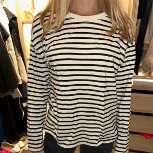 Tröja från Zara - Randig tröja från Zara i storlek XS och fint skick. Nypris 299🎀