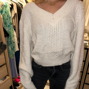 Tröja från HM - Stickad Vit/cream tröja från HM, använd några gånger men inga defekter. Den är i storlek XS. Nypris 299 🎀