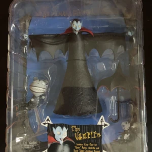 The Vampire från The Nightmare Before Christmas - Samlarfigur från Tim Burton's The Nightmare Before Christmas, föreställande The Vampire. Figuren är en del av Series 1 och kommer med detaljer som en lång svart kappa och en röd krage. Perfekt för fans av filmen och samlare av unika figurer.