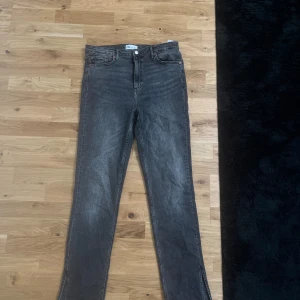 Gråa jeans från zara  - 1 par med hål i benen  1 par utan hål  Priset är för båda  Oanvända  