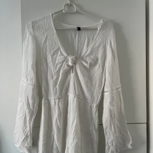 Playsuit från hm - Vit playsuit från hm i storlek 34 