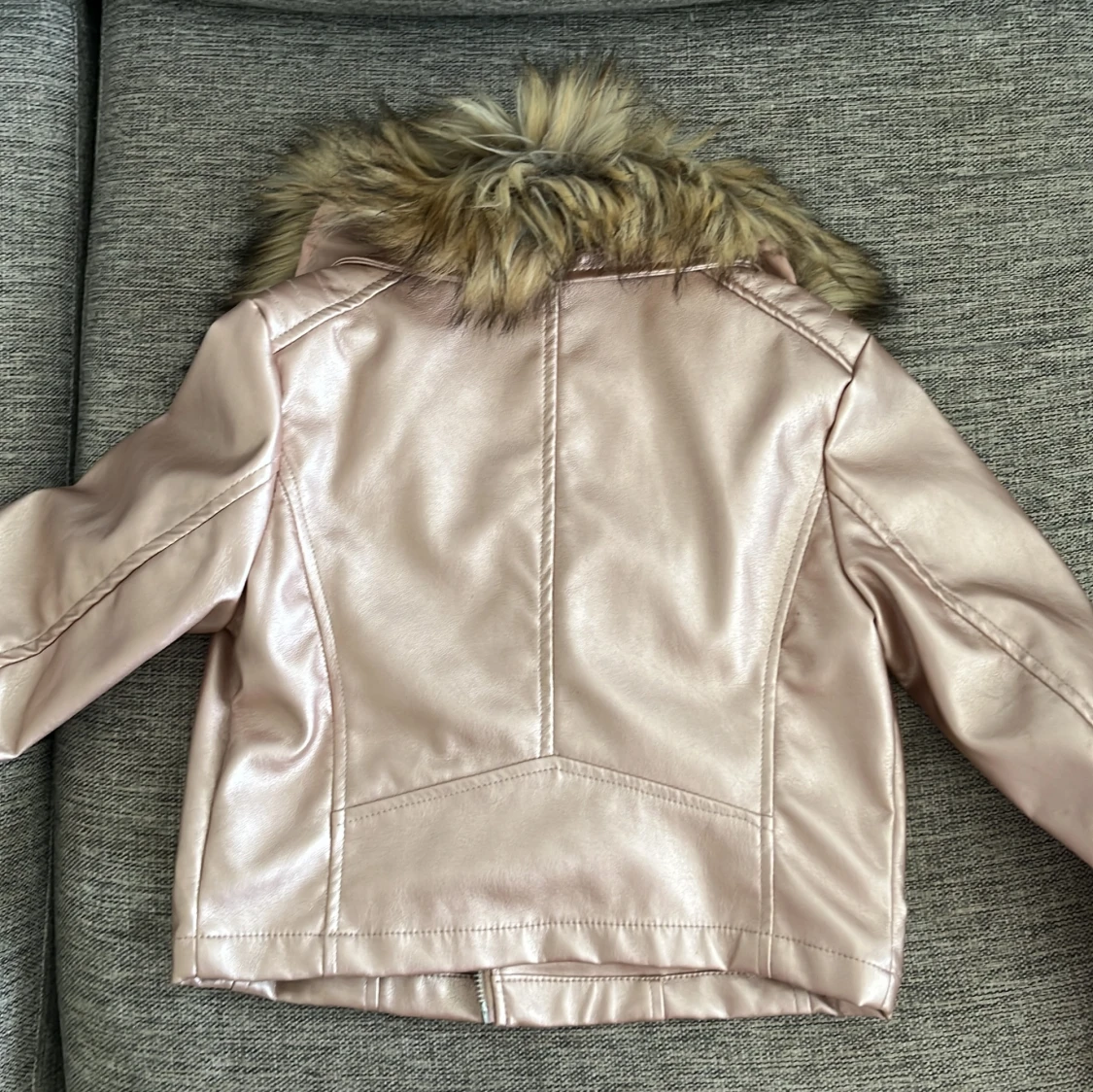 Rosa skinnjacka med fuskpäls från Mywear Young - 90