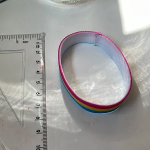 Pansexuell arm/fotband - Pansexuell arm/fotband från HappyPride helt oanvänd och nyskick. Det är ett stretchigt material så den passar alla . Köpte den för 39kr säljer för 15kr+frakt