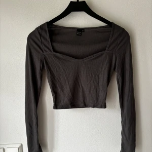 Topp - Fin topp från shein men aldrig använd endast testad då den var förliten  Köpt för 50kr säljer för 30kr
