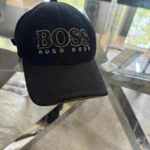 Hugo boss keps - En keps i bra skick som bara har legat nu i två år