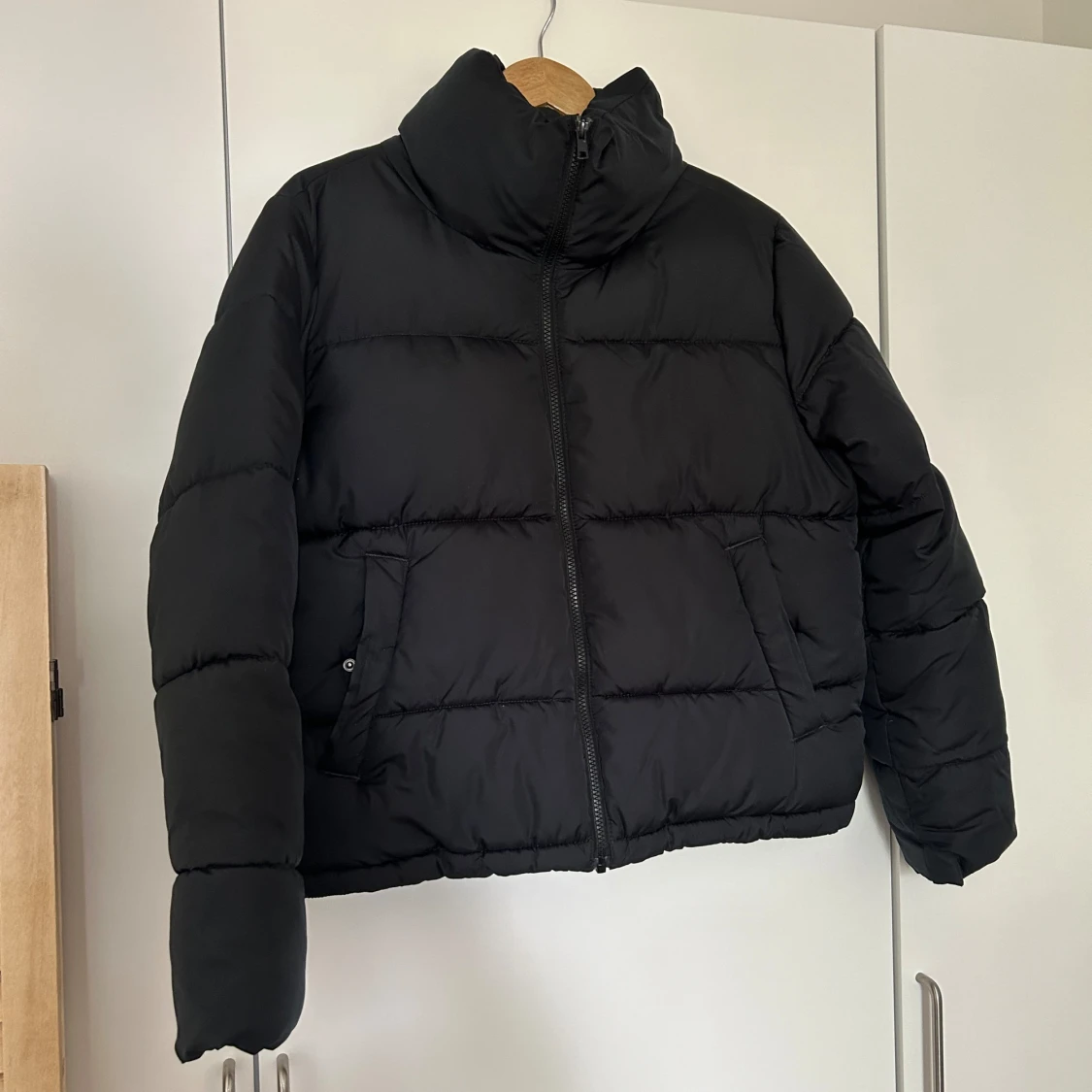 Svart pufferjacka från Bik Bok