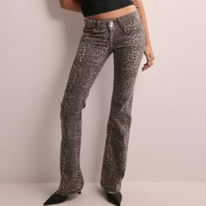 Populära leopard jeans - Såå snygga och populära lågmidjade leopard jeans ifrån Nelly!😍 har dom i storlek 36 samt 34. Denna annonsen är för storlek 34. Köp direkt för 900! Bud på 850.