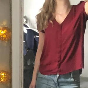 Blus - Säljer en vinröd blus som är i bra skick❤️