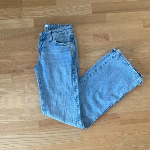 Ljusblåa jeans  - Ett par blåa Gina jeans i strl 32, säljer för 200 då dom är i bra skick.  Lite lite slitage längst ner pgr av min längd, skriv för fler bilder eller mått!🙌🏻