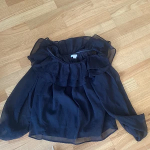 Svart blus  - En fin gullig blus ifrån Gina, använd några gånger men är som i nyskick!!  Säljer pågrund av att de inte är min stil löngre. Strl 158/164