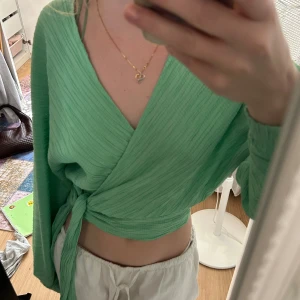 Knyt topp - Grön blus i jätte bra skick använd ca 2 gånger✨😻