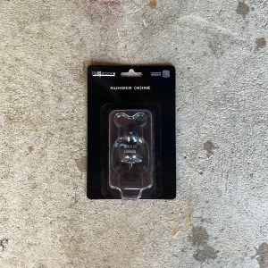 Number (N)ine Bearbrick - Number nine x bearbrick med ”Milk and cookies” trycket ifrån deras SS 2001 kollektion. Helt oöppnad. Inköpt från japan. 