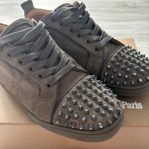 Louboutin  - Loubs skor som är i storlek 43. Dom är i bra skick😀 taggarna är i helt okej skick men man får med extra taggar man får med låda box påse och sånt😄 Priset kan diskuteras 🦞