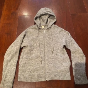 Stickad zip up  - Fint skick och jätte skön till hösten och vintern. Liknar den från soft goat😊 