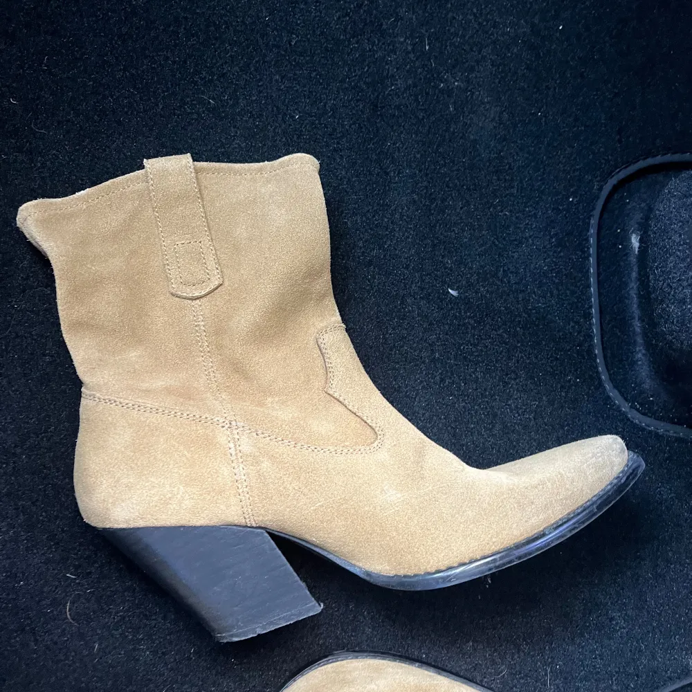 Slutsålda mocka boots från zara. Använda en gång.. Skor.