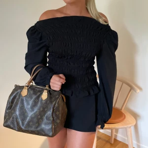 Svart topp - Super snygg svart topp som fungerar att ha både offshoulder eller på axlarna!!❣️❣️ny!!