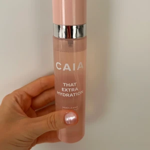 CAIA SETTING SPRAY - En i princip helt ny CAIA setting spray! Har lite svårt för lukten och säljer därför den🥰🥰Köpte den för 245, säljer den för 130! <3 