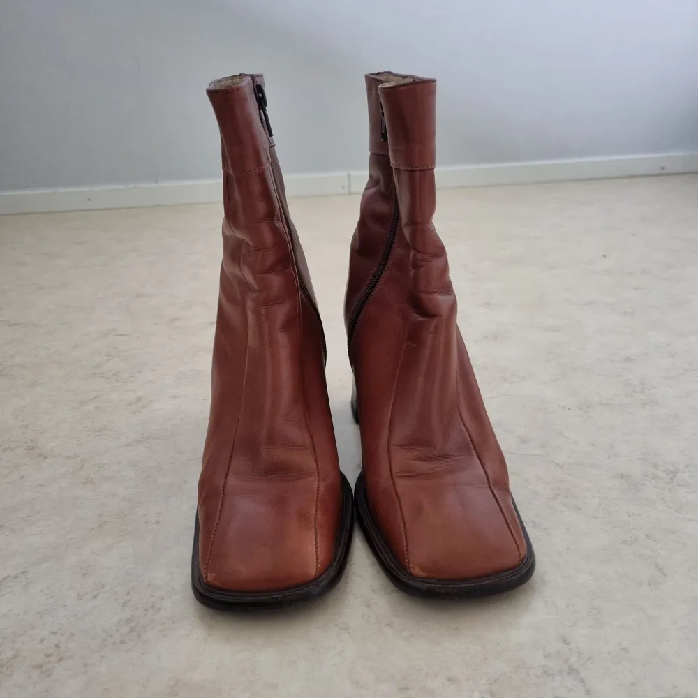 Storlek 37, ca 5 cm hög klack Dem är köpta second hand så känner inte till märket. Märket ser ni på sista bilden. Fråga om ni undrar över något . Kengät.