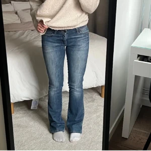 jättefina lågmidiga jeans - Säljer min jötte fina jeans från wrangler, skulle säga att dom passar en 36/38. Passar mig perfekt som brukar ha 36. Lägger upp annonsen igen om någon undrar.