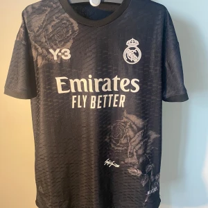 Real Madrid y-3 special edition shirt Size M - Shirt is in a very good condition used a couple of times