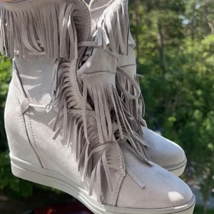 Skor - It runs small in size so I would suggest to people with size 39