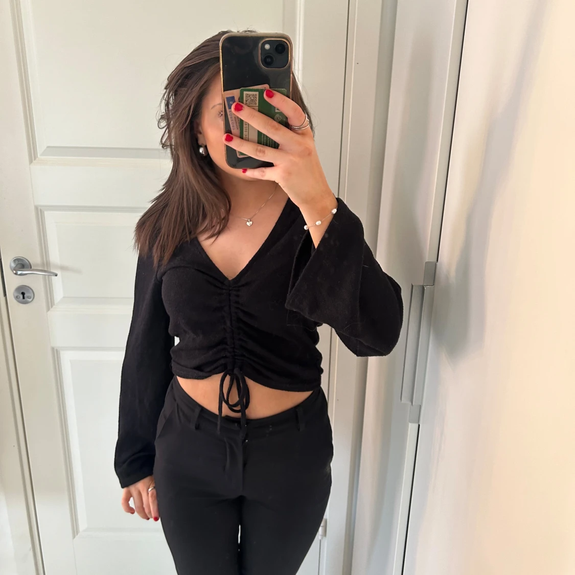 Svart croppad topp med knytning