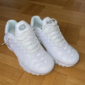 Vita Nike tn’s - Säljer mina helt nya och oanvända Nike tn’s vita eftersom storleken va för stor för mig.