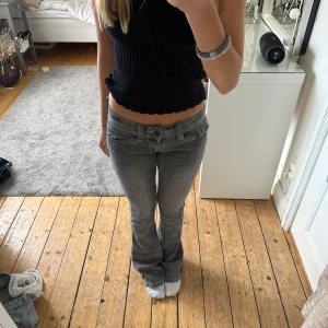 Lågmidjade vintage jeans! - Sjukt snygga vintage jeans!!❤️‍🔥 Storlek XS (eu storlek 32), säljs pga att de inte kommer till andvändning 🙌🏽 