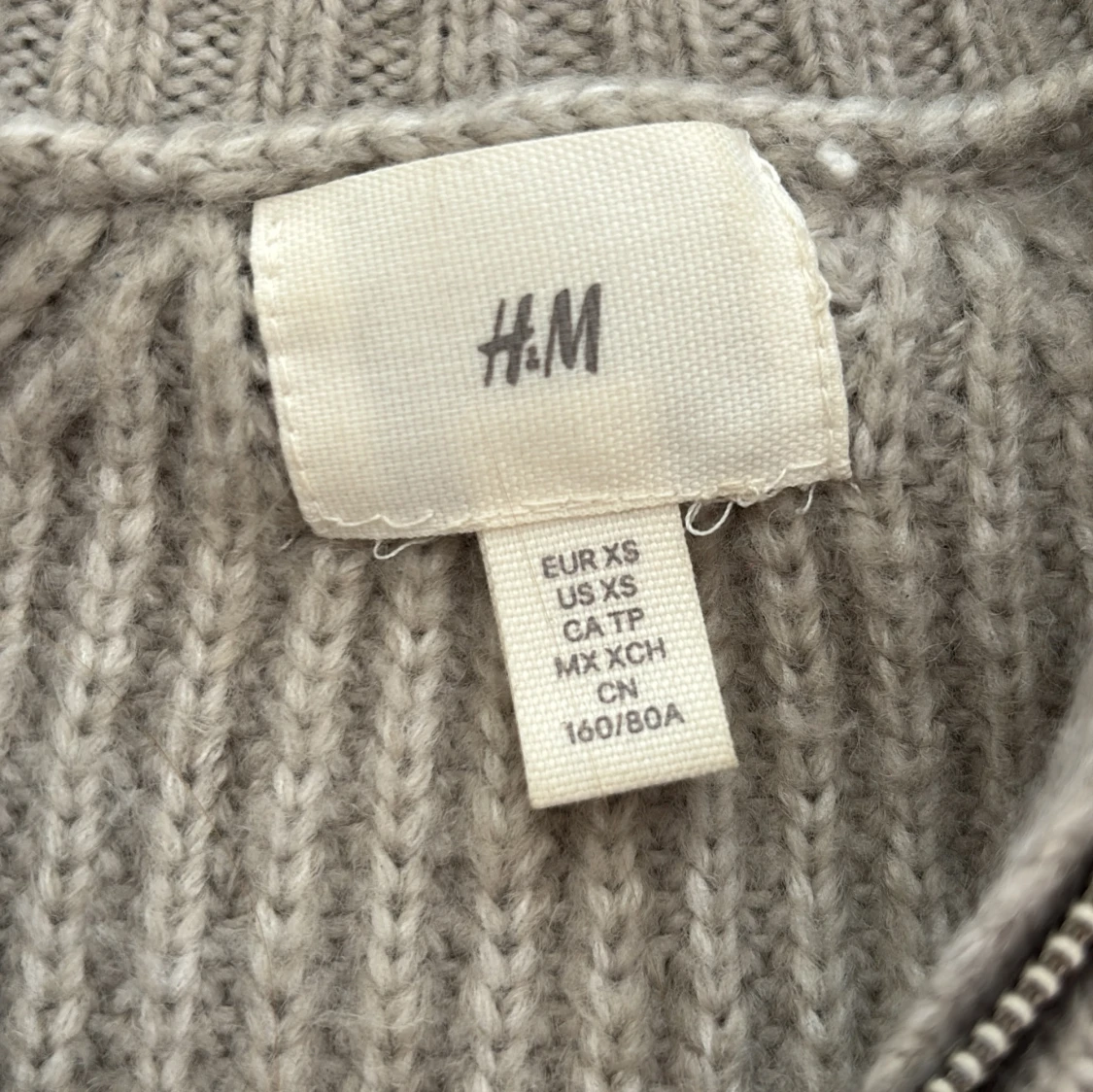 Grå stickad tröja - 2