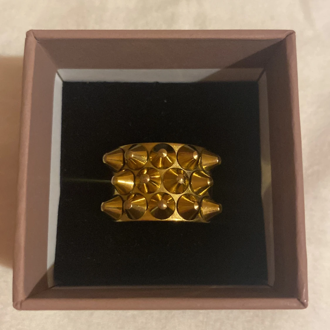 Guldfärgad ring med nitar från Edblad - 90