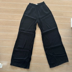 Plisserade byxor från Berhska - Plisserade bershka byxor med resår i midjan som är helt oanvända! I storlek S men passar även XS beroende på hur man vill att de ska sitta💕 Skeiv privat för fler bilder eller andra frågor❣️