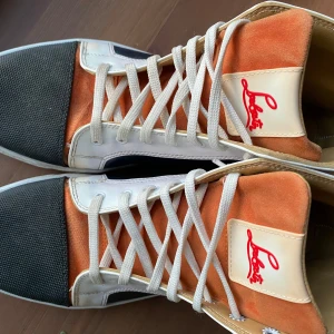 Louboutin (intressekoll - Tja tänkte köra en intressekoll på dessa loubs, självfallet äkta och dessutom i otroligt bra skick, perfekt till hösten och håller värmen, kontakta mig om ni vill lägga ett bud eller har några andra frågor! Det är storlek 44 men passar även 43!