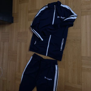 Palm angels tracksuit  - Säljer min nya oanvända mörkblåa Palm angels eftersom den va liten för mig.