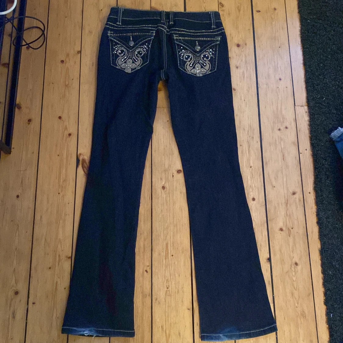 Lowwaist bootcut jeans med broderier på fickorna - 92