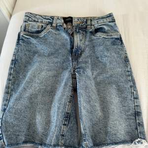 Säljer dessa längre jeansshorts från vero Moda. Blivit använda ett fåtal gånger och är i bra skick. Skriv för frågor eller fler bilder💕