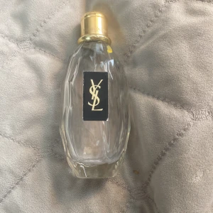 ysl  - säljer för att jag har massor andra parfymer jag gillar mer,vet inte vad de är för gul fläck