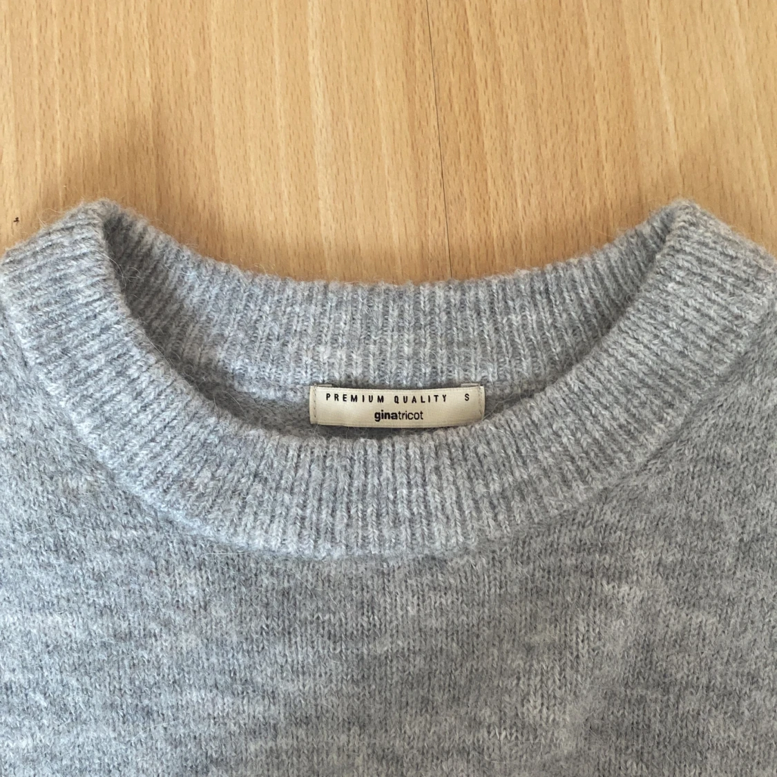 Grå stickad tröja - 93